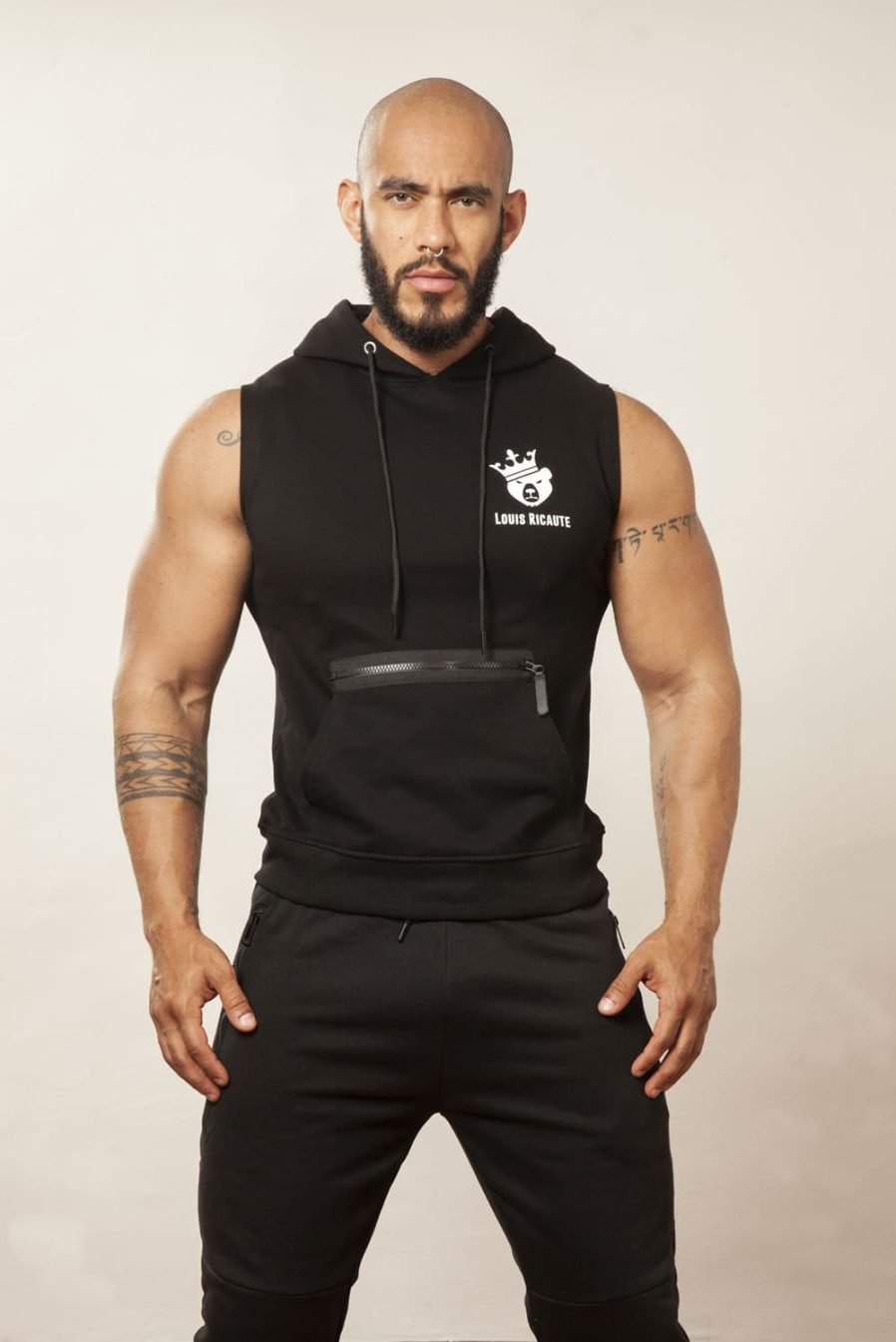 SUDADERA NEGRA CON LOGO